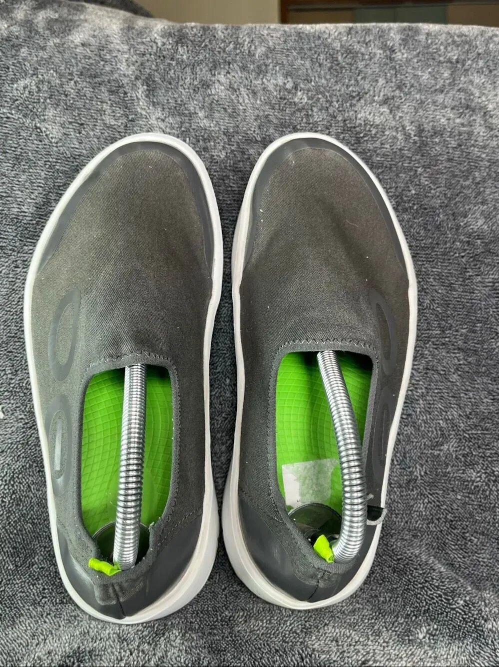 OOFOS OOmg Low Recovery Slip-On Shoes Gray White Men's 8 / EU 41 Cushioned